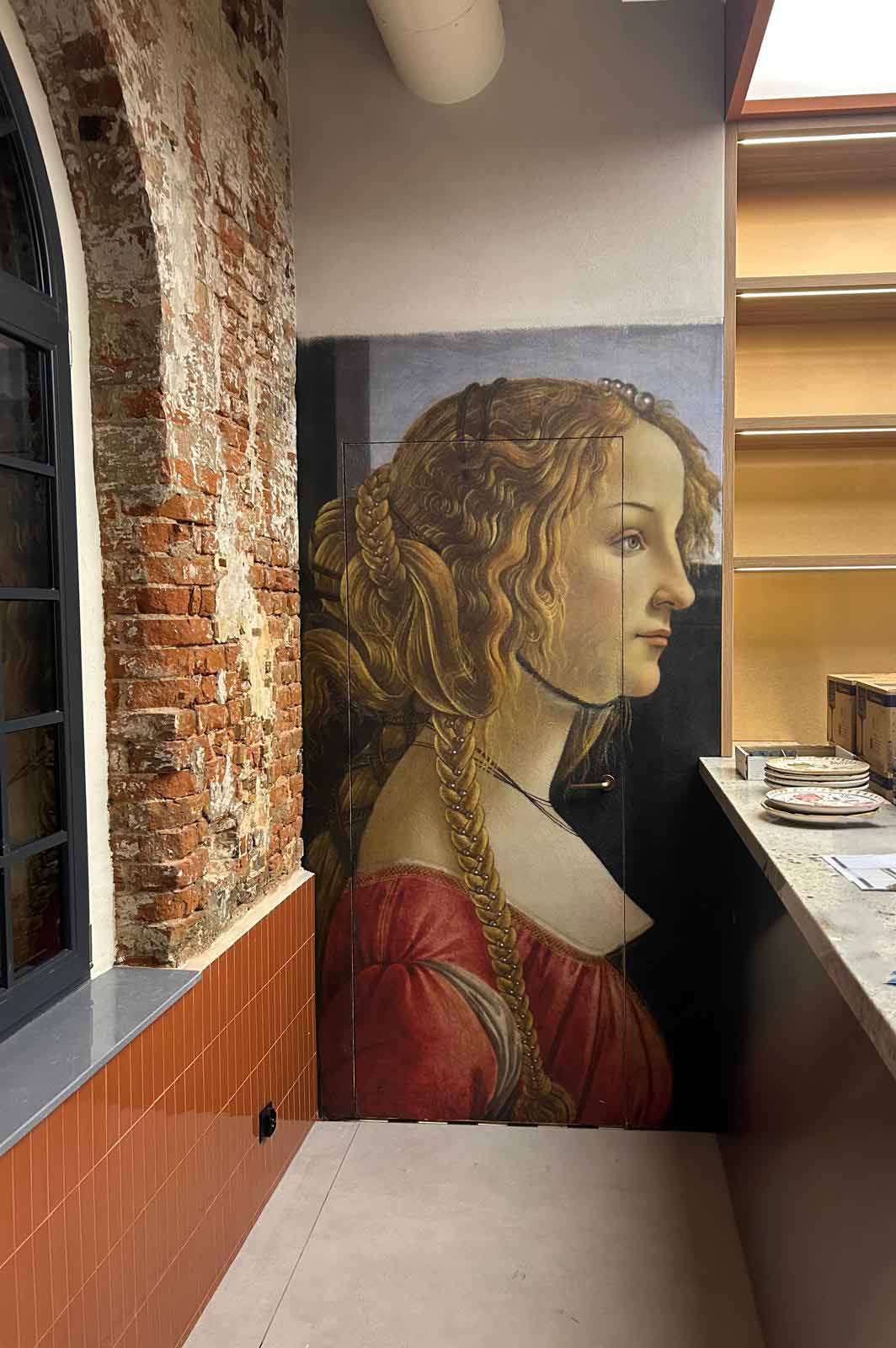 Murale kobiety w czerwonej sukni