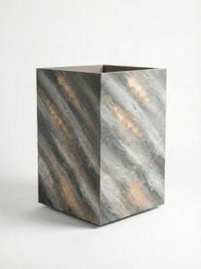 donica kwadratowa loft przecierany beton szara Nowoczesna donica kwadratowa LOFT o strukturze przecieranego betonu. Szara donica z artystycznymi, ukośnymi żłobieniami w stylu industrialnym.