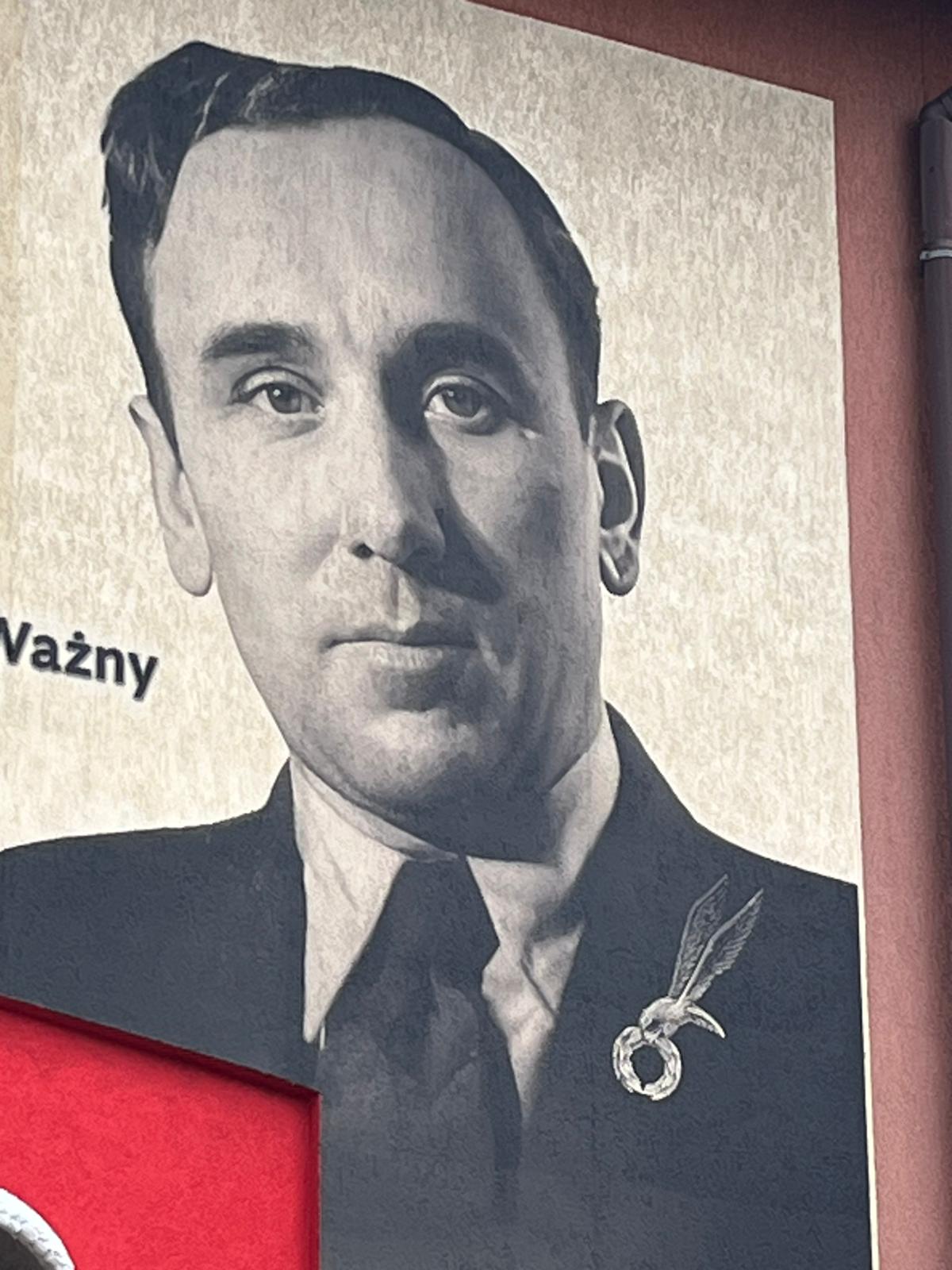 Zbliżenie portretu kpt. Władysława Ważnego na muralu — widoczna struktura podłoża i odznaczenie