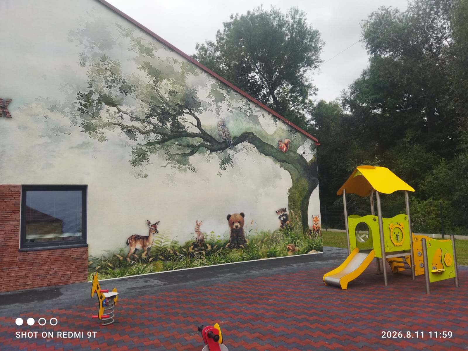 Mural z leśnymi zwierzętami na ścianie Gminnego Żłobka w Wysokiej, wykonany przez SmartFresk
