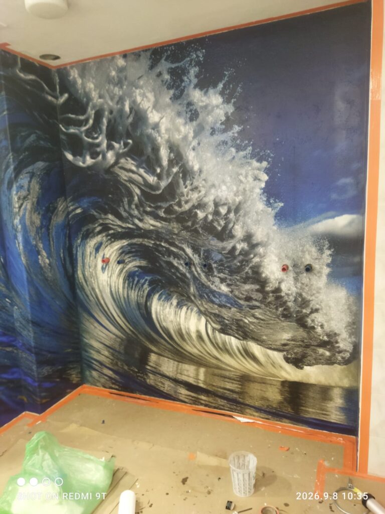 Grafika z falą oceaniczną w odcieniach granatu na ścianach pryszniców, OSIR Trzebownisko